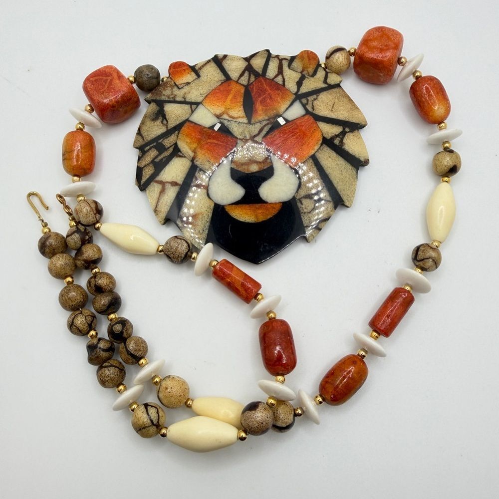 22" Vintage 1970s Lee Sands, Unsigned, Apple‎ Coral/MoP Lion necklace!